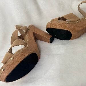 SANDALS - WOODEN HEEL - NEVER WORN